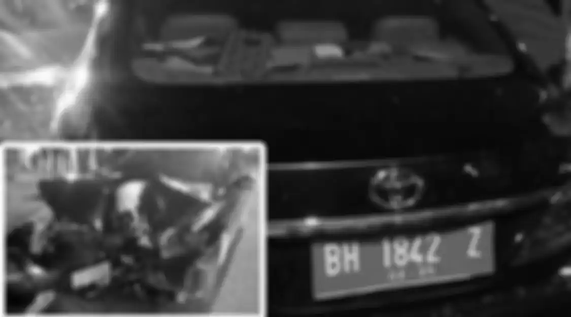 Mobil dinas DPRD Jambi mengalami kecelakaan saat membawa pelajar tanpa busana. Pengemudinya jadi sorotan.