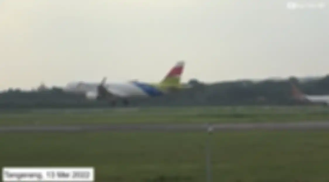 Pesawat Batik Air yang ngerem mendadak saat mau take off ternyata sempat dapat masalah begini. Ini foto armada berusia lebih dari 15 tahun.