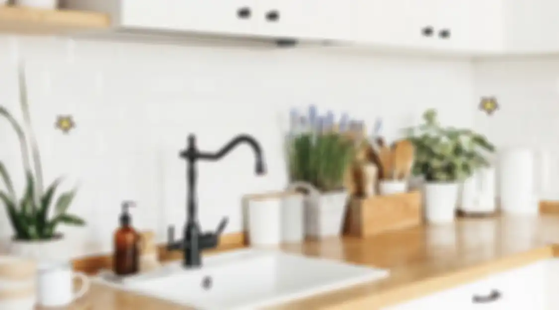 Pemilik rumah cukup modal dekorasi begini, desain dapur sederhana makin bikin betah. Foto hasilnya sampai dibilang cantik. 