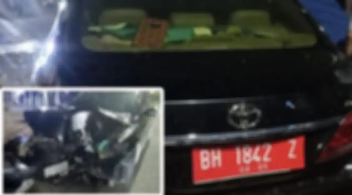 Mobil dinas DPRD Jambi mengalami kecelakaan saat membawa pelajar tanpa busana. Pengemudinya jadi sorotan.