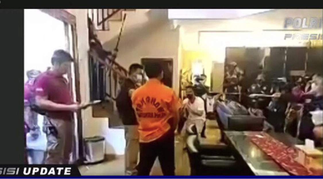 Begini nasib ajudan suami Putri Candrawathi usai muncul dalam rekonstrusi. Dia sempat dilarang mengambil pistol Ferdy SAmbo yang jatuh.