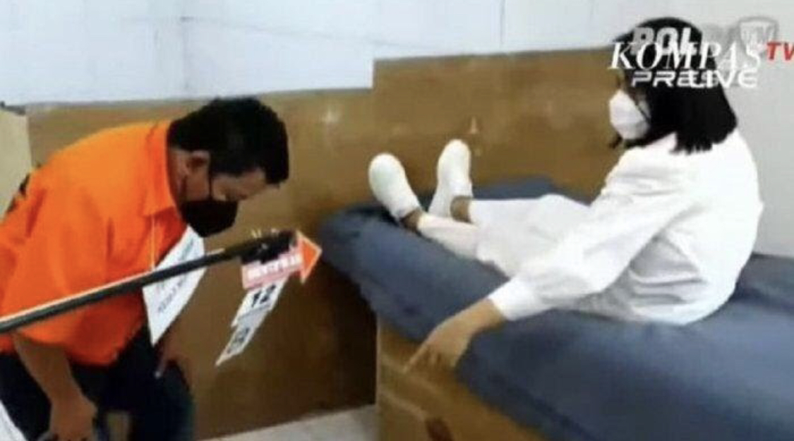 Saksi mengaku melihat Brigadir J membanting pintu dapur rumah Magelang. Tim Khusus didesak pakai lie detector. Foto adegan Putri Candrawathi disorot.
