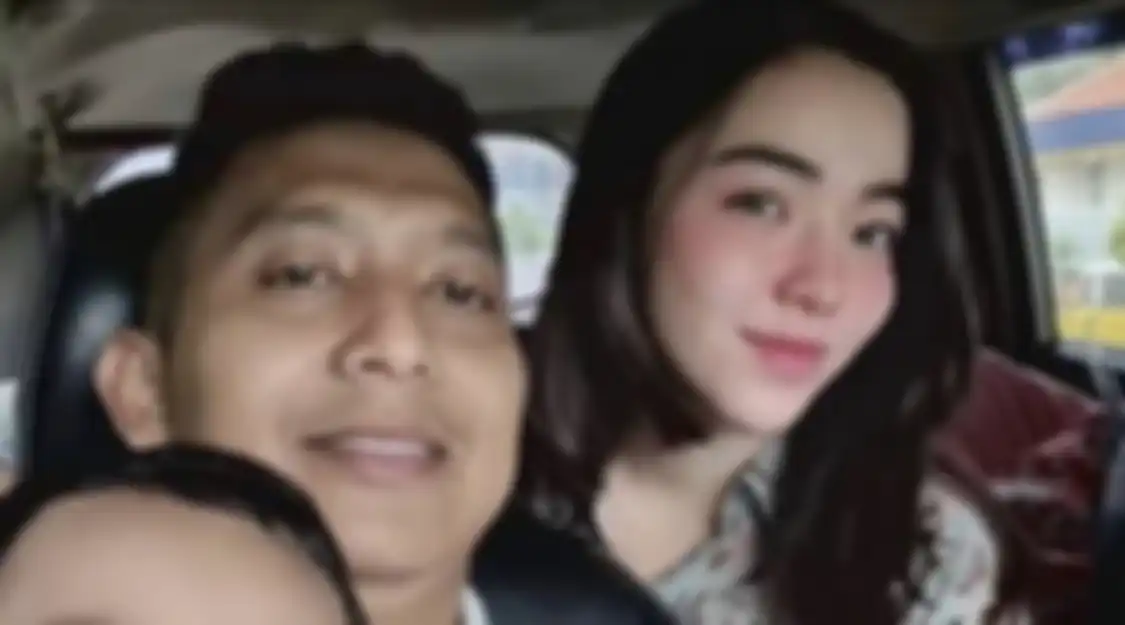 Sekalipun minim informasi, ada saja netizen yang berhasil mendapatkan foto yang diduga suami Anggiat Pasaribu. 