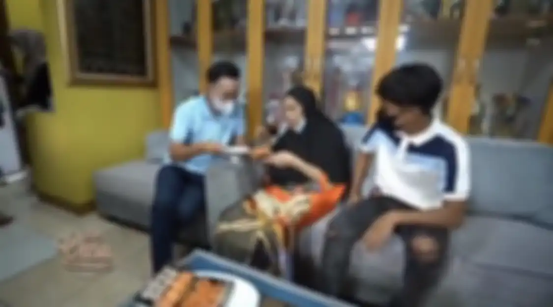 Tatapan kosong Dorce Gamalama tertangkap kamera saat mengusap pipi Betrand Peto. Kondisi kakinya membengkak hingga tak bisa digunakan berjalan.