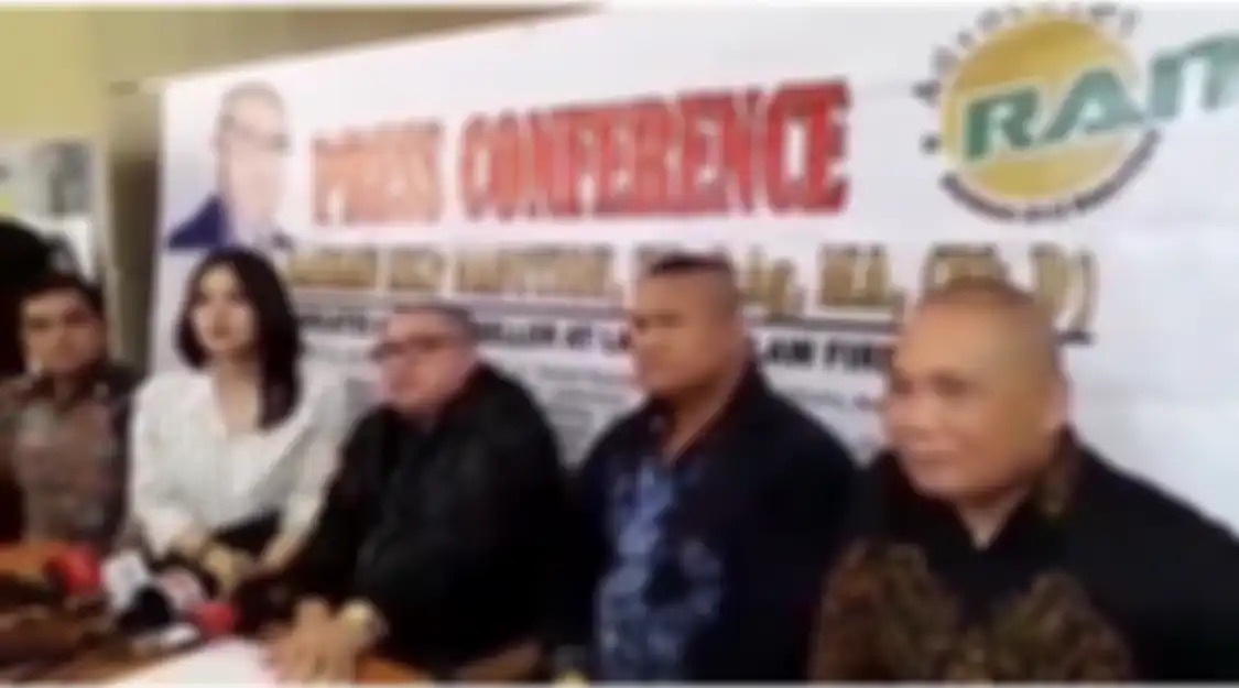 Mantan pengacara Iqlima Kim Razman Nasution ternyata belum polisikan Hotman Paris. Satu Indonesia sudah kena kibul. 
