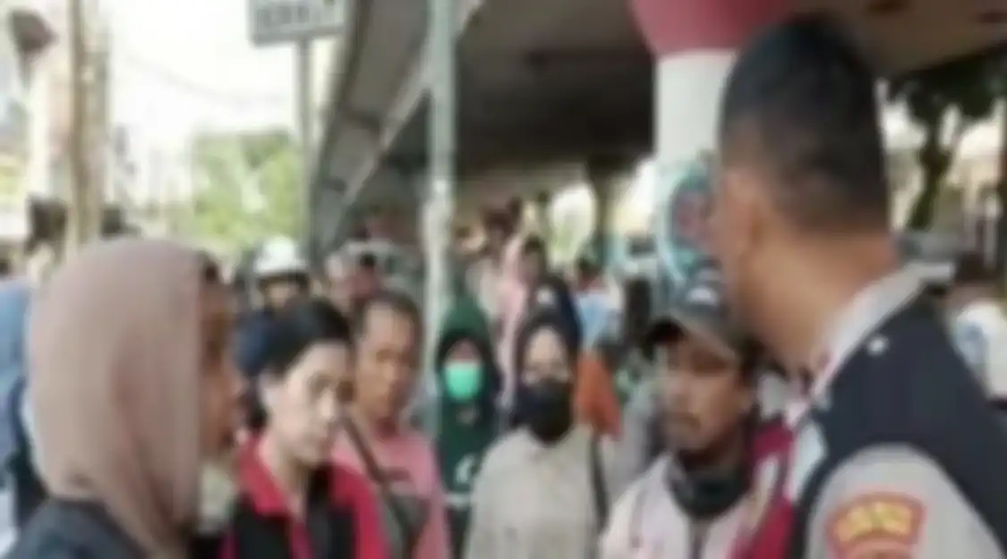 Mahasiswi yang kepergok melawan arah menggigit hingga berusaha merampas senpi polisi. Foto tampangnya disebarkan.