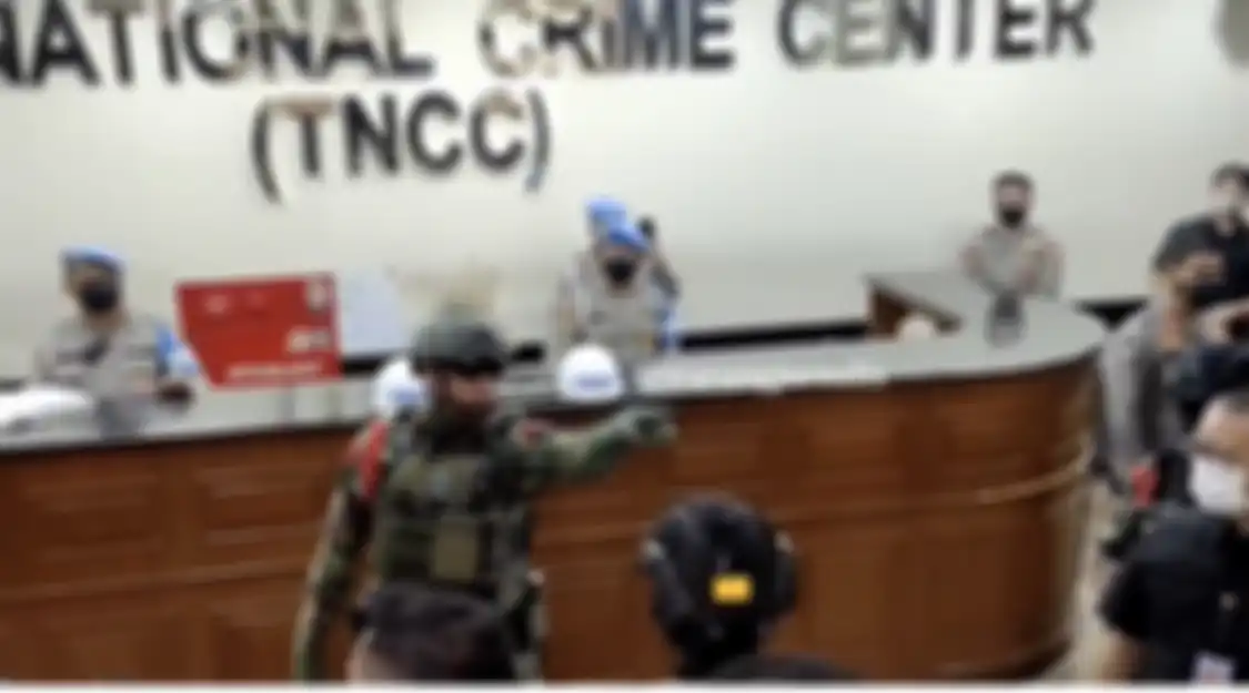 Anggota Brimob bersenjata lengkap bentak wartawan di sidang etik Ferdy Sambo, petinggi DPR sampai turun tangan. 