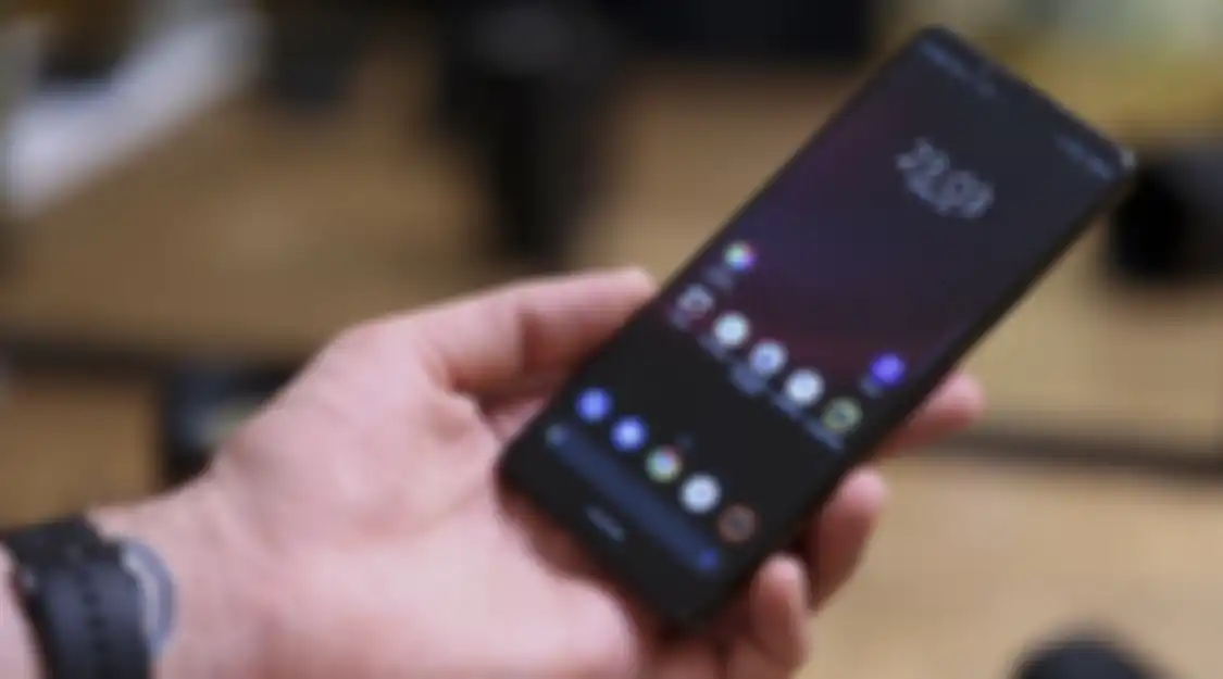 Simak ulasan tentang kamera HP Sony Xperia 1 III yang menjadi pelopor foto zoom periskop. Tapi kelemahannya teramat nyata. 