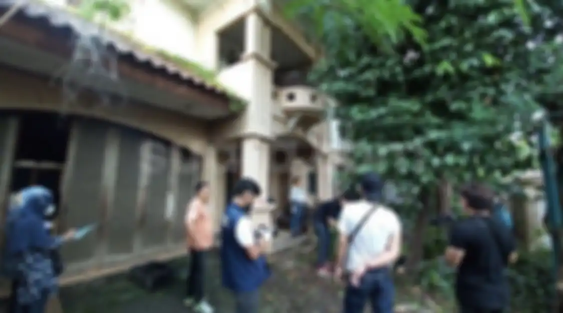Kondisi baguan luar rumah Ibu Eny dan Tiko sebelum dibersihkan.