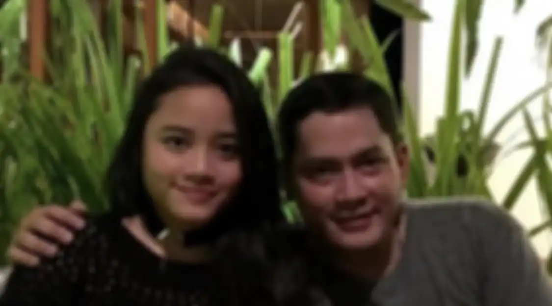 Artis Sasqia Putri berfoto bersama ayahnya, aktor Onky Alexander. Dia tinggal bersama ibunya, pwngusaha tajir Paula Ayustina Saroinsong.
