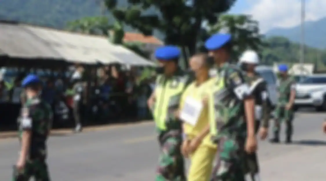Selama rekonstruksi berlangsung, tangan Kolonel Priyanto terlihat diborgol. Warga yang menonton terus menghujat Kolonel Priyanto. 