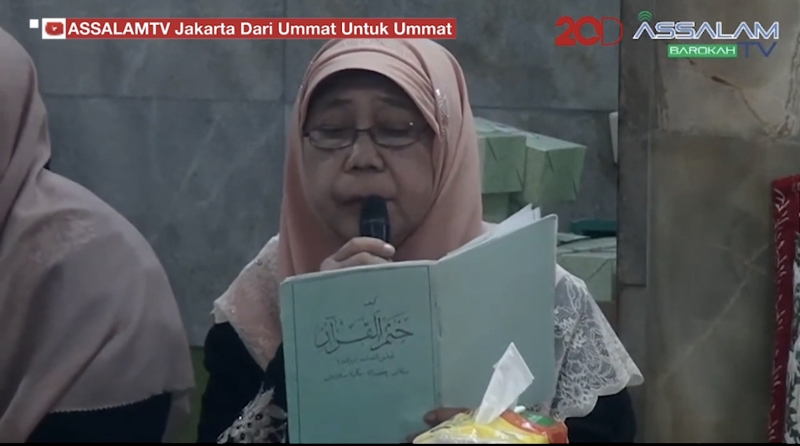 Ustazah Taslimah yang ambruk selagi pimpin baca tahlil di masjid ternyata punya tabiat asli begini. Foto almarhumah sampai viral. 