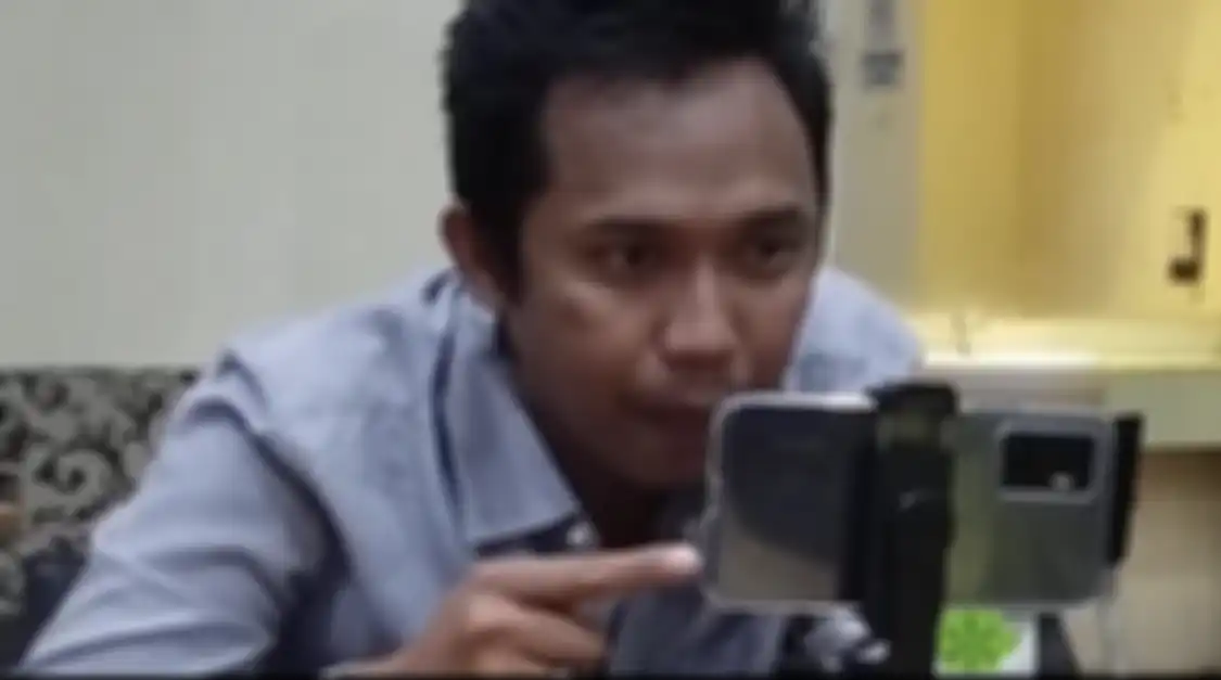 Ini sosok Yonatan Nandar yang berani polisikan Deolipa Yumara gegara isi chat ke Angel Lelga. Sang Youtuber kerap bikin konten sensitif.