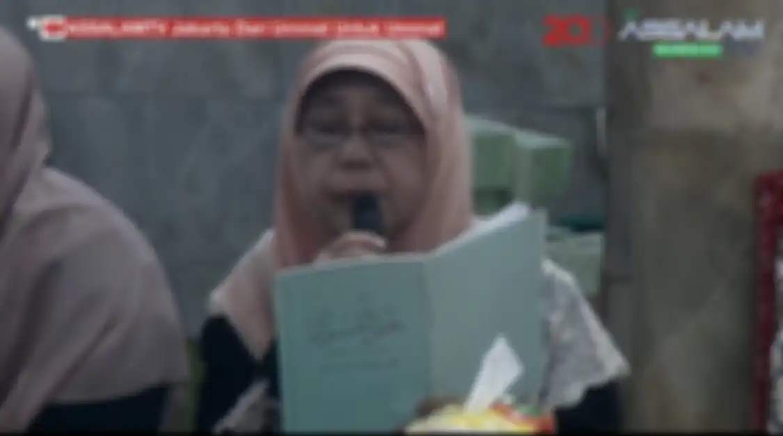 Ustazah Taslimah yang ambruk selagi pimpin baca tahlil di masjid ternyata punya tabiat asli begini. Foto almarhumah sampai viral. 