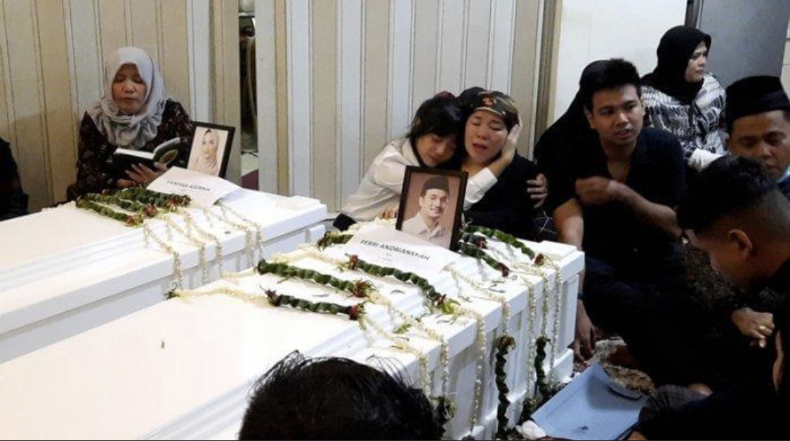 Jenazah Vanessa Angel dimakamkan satu liang lahat bersama pasangan abadinya, Bibi Ardiansyah. Ini alasannya.