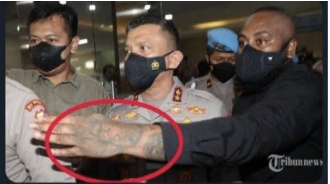 Matius Marey ajudan Ferdy Sambo yang tatonya bikin heboh ternyata masih aktif di sini. Bosnya dipecat Polri. Foto sosoknya dikulik.
