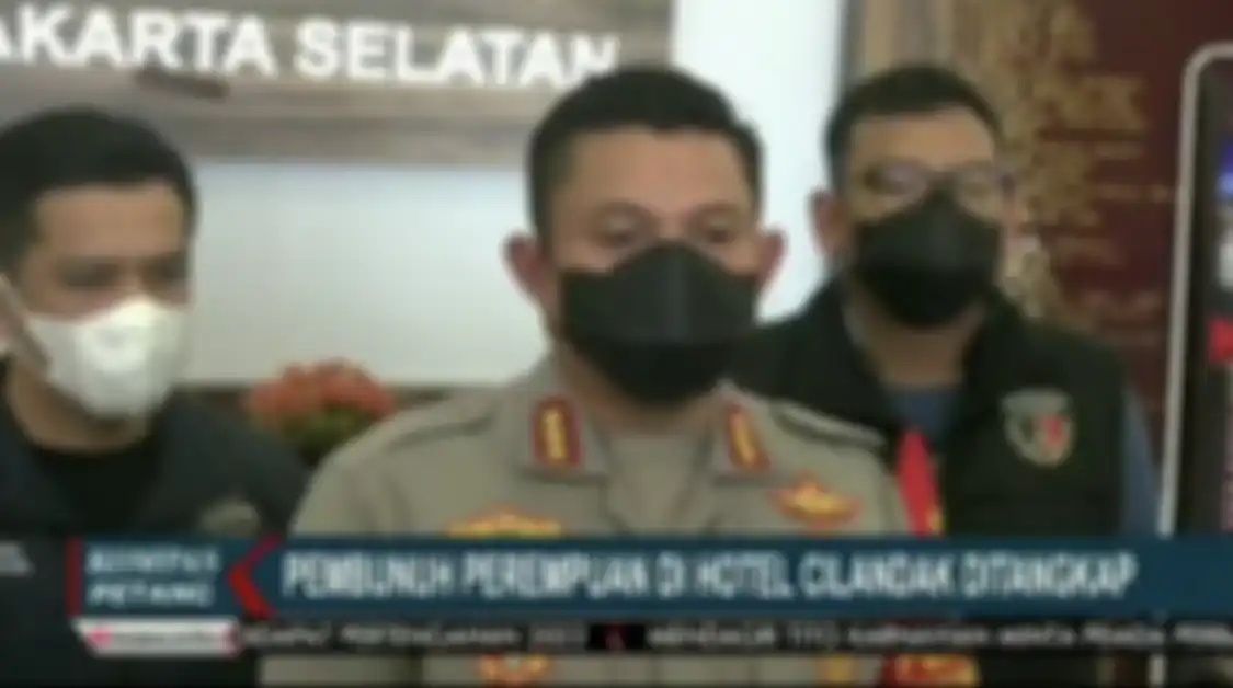 Kapolres Jaksel Kombes Azis Andriansyah memberikan keterangan terkait foto pelaku pembunuhan wanita di hotel Jaksel.