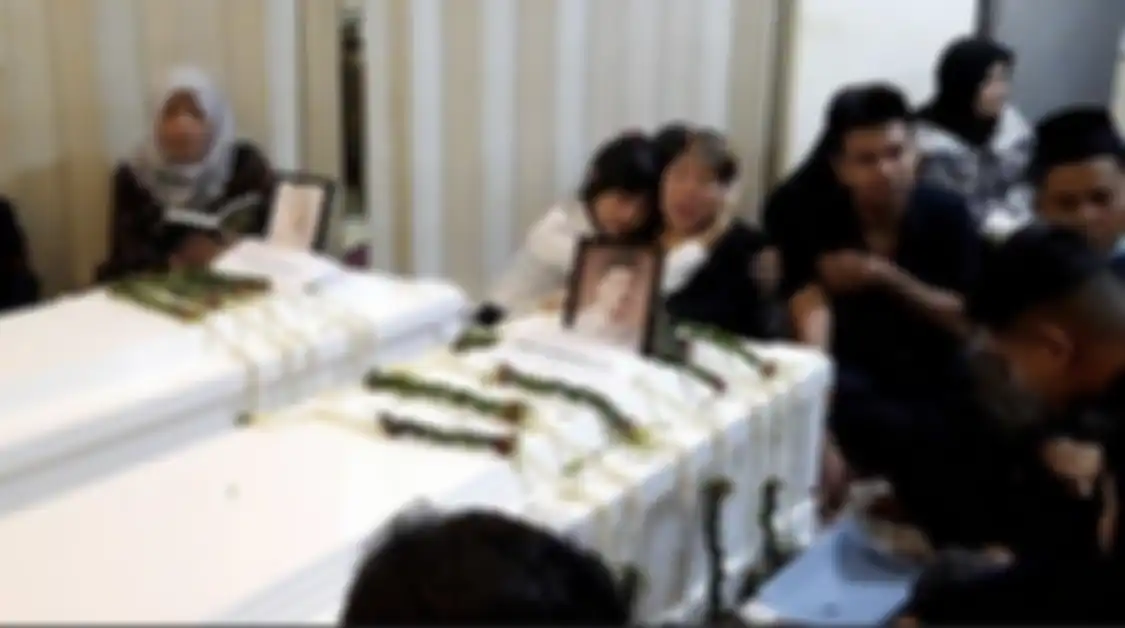 Jenazah Vanessa Angel dimakamkan satu liang lahat bersama pasangan abadinya, Bibi Ardiansyah. Ini alasannya.