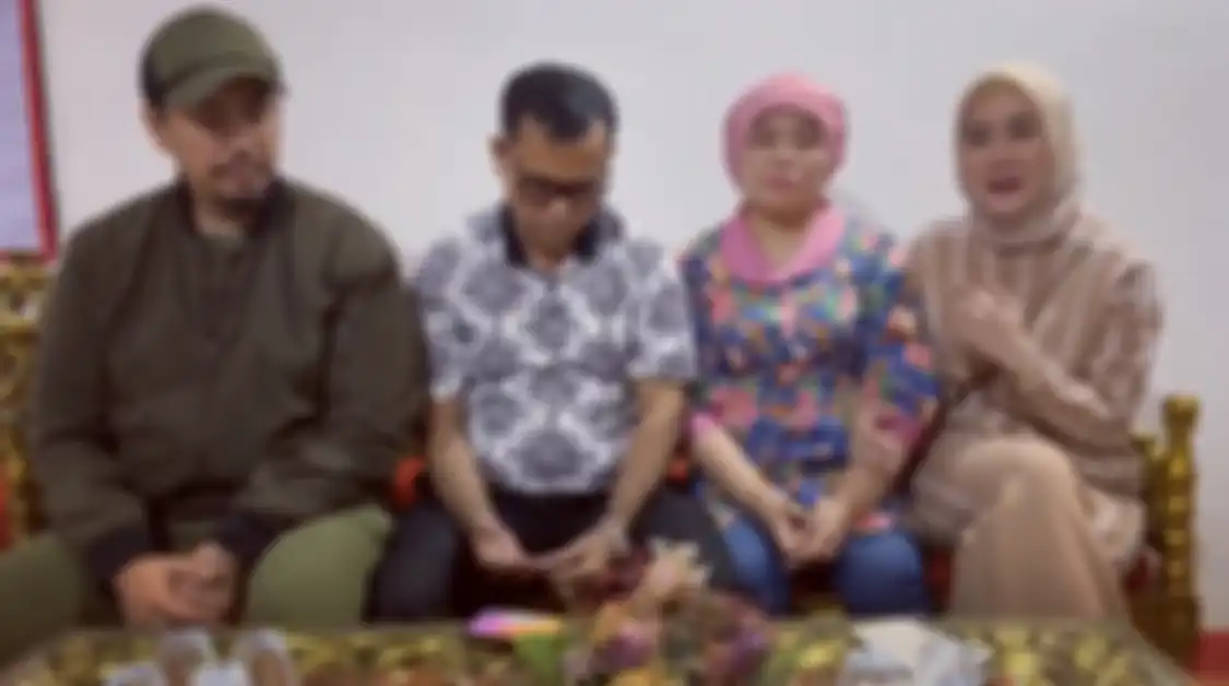 Rasa penasaran netizen terjawab melalui foto Sunan Kalijaga bareng mertua Vannessa Angel yang diunggah di media sosial.