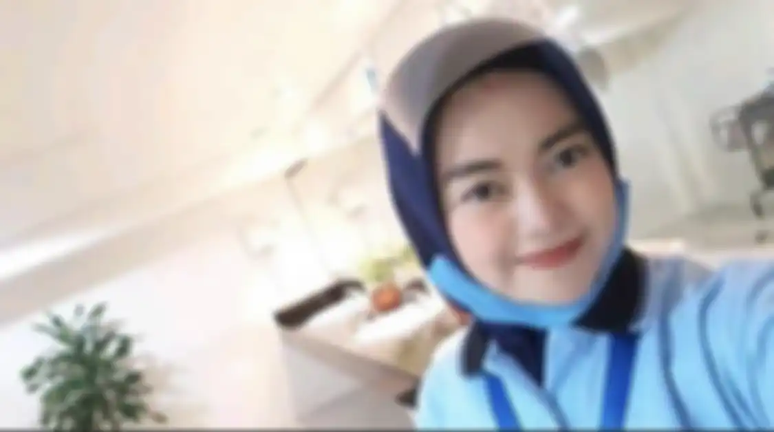 Wanita berhijab yang nekat membunuh janda cantik Dini Nurdiani syok membaca isi chat WA suaminya. Kini foto pelaku pembunuhan itu ramai dibahas.