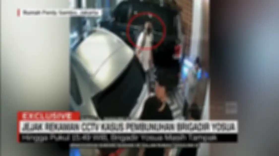 Ketika dihabisi Irjen Ferdy Sambo, Brigadir J ternyata memakai baju putih yang sama saat merayakan ulang tahun adknya. Foto ini buktinya.