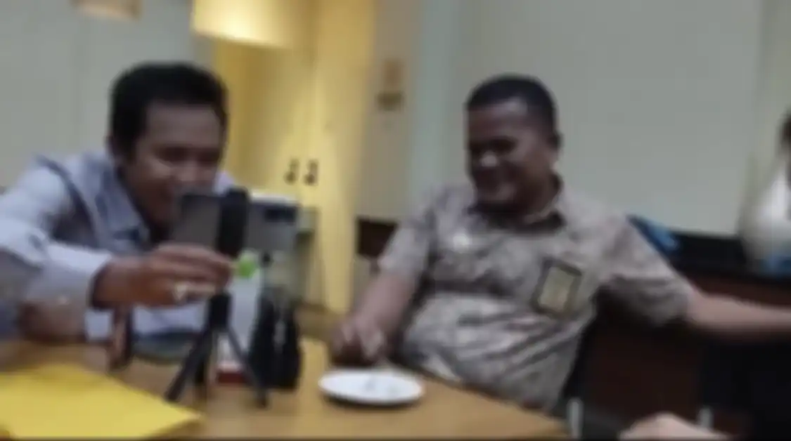 Ini sosok Yonatan Nandar yang berani polisikan Deolipa Yumara gegara isi chat ke Angel Lelga. Sang Youtuber kerap bikin konten sensitif.