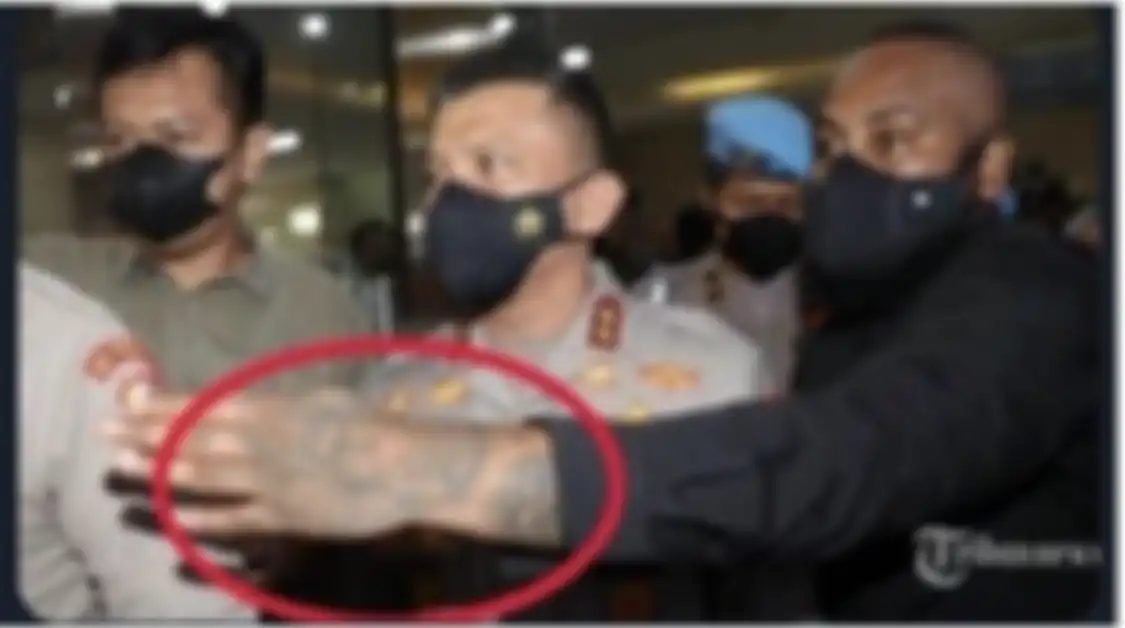 Matius Marey ajudan Ferdy Sambo yang tatonya bikin heboh ternyata masih aktif di sini. Bosnya dipecat Polri. Foto sosoknya dikulik.