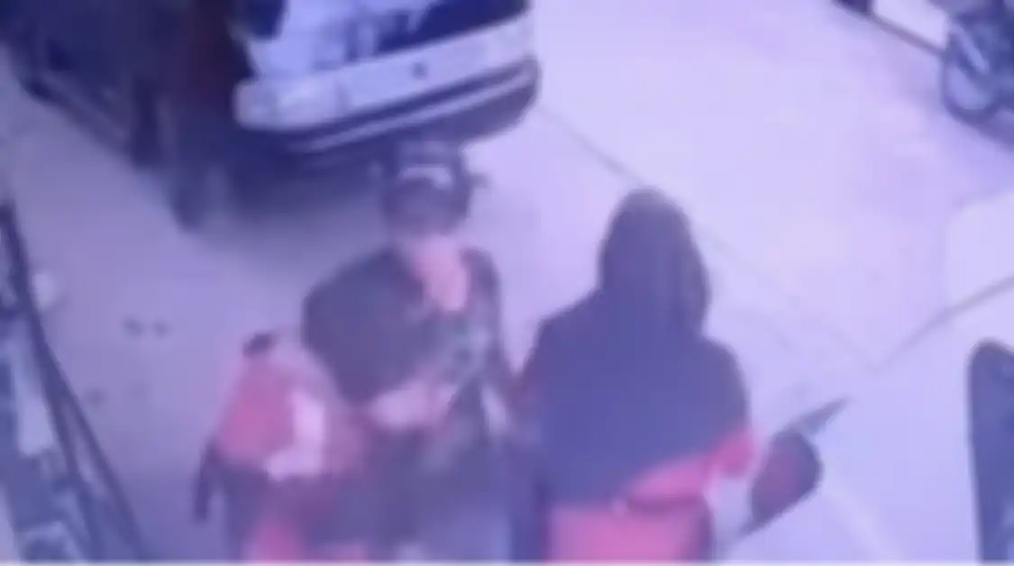 Foto wanita petugas SPBU dipiting pria bertopi bikin heboh netizen di media sosial. Kasusnya berakhir begini. 