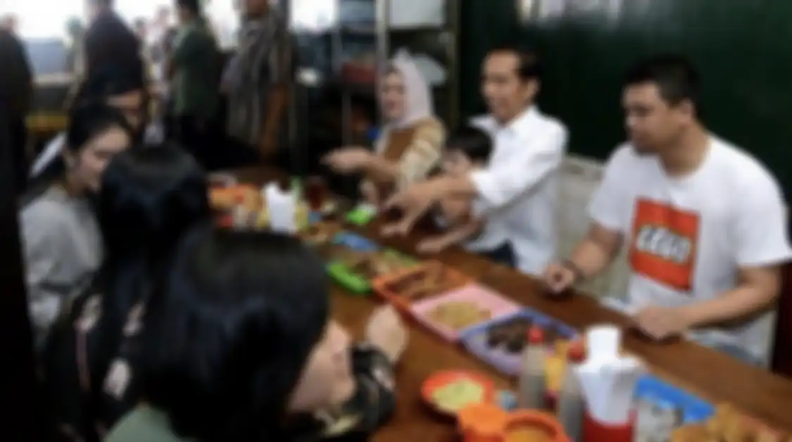 5 tempat wisata kuliner di Solo ini menjadi pilihan Presiden Jokowi. Cocok buat sarapan enak. Foto menunya goda hati.
