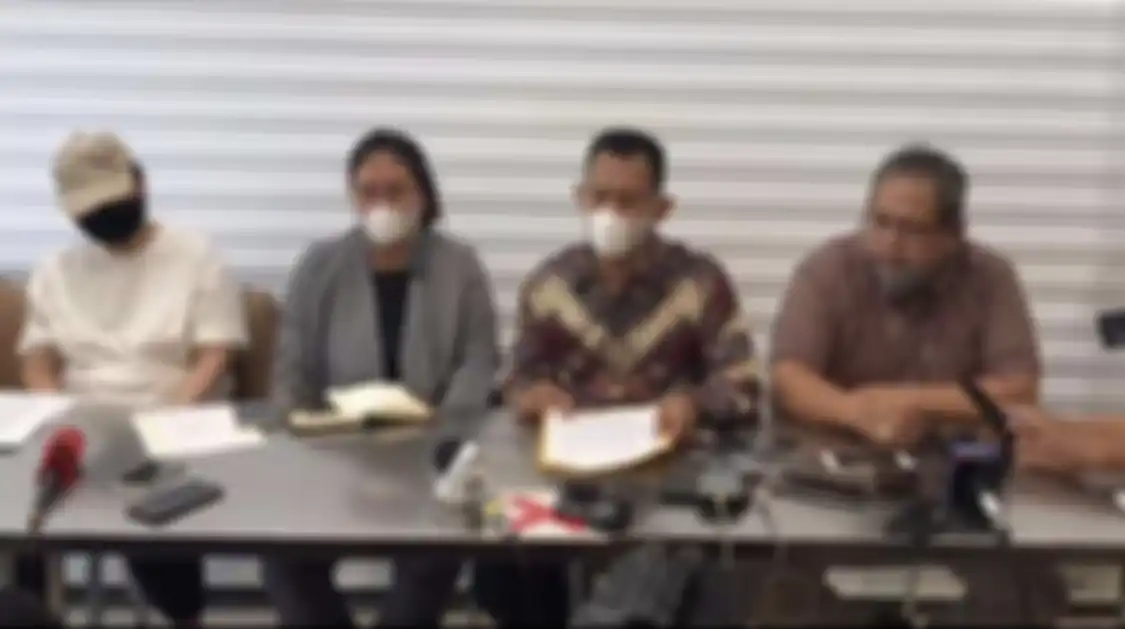 Keluarga lansia Wiyanto Halim geram terhadap pengeroyokan yang menewaskan ayah mereka. Ternyata korban punya masalah sengketa tanah.