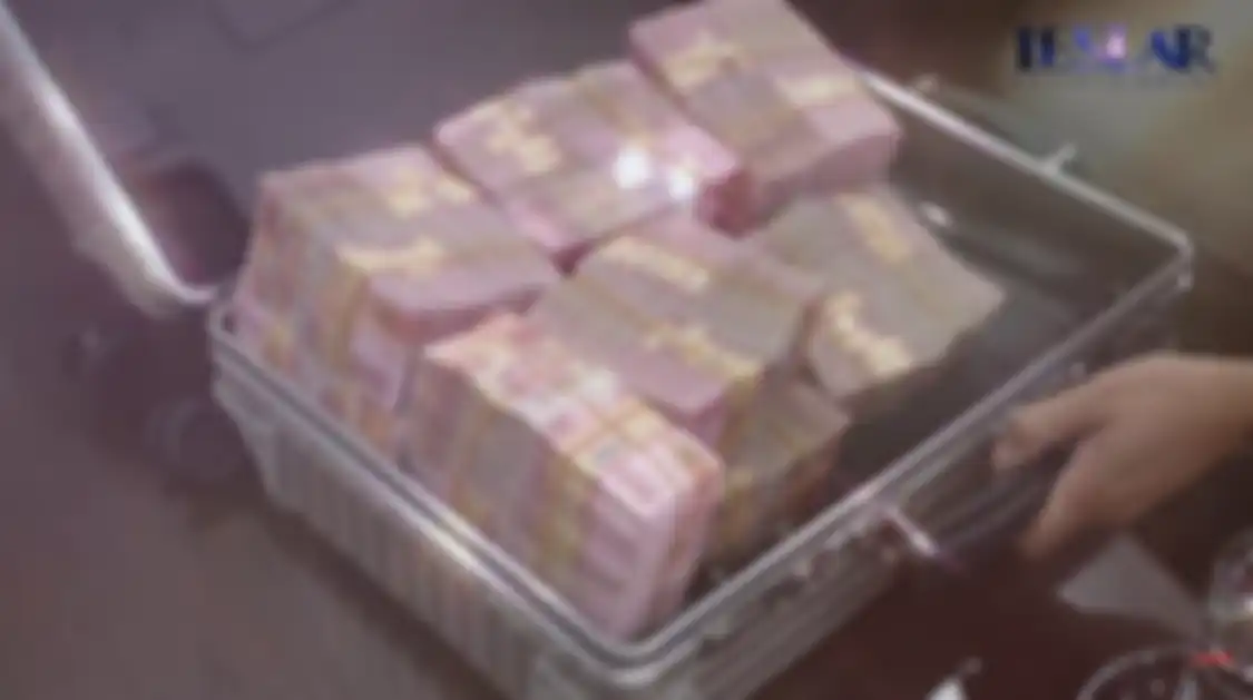 Uang sekoper buat Baby L yang diterima Rizky Billar sudah bikin panik Lesti Kejora. Bos DNA Pro buka-bukaan di depan polisi.