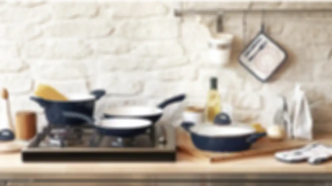 Pemilik rumah mungil bisa mengatur area masak dengan 5 trik simpel ini supaya foto desain dapur kecil terlihat luas.
