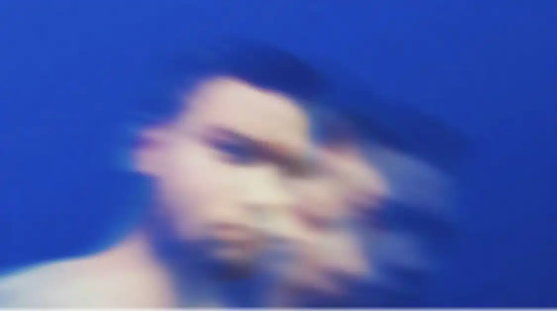 Foto wajah blur di aplikasi PicsArt.