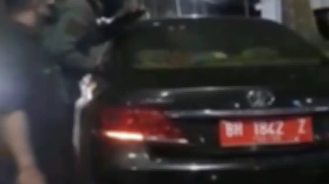 Jabatan Kasubag Rumah Tangga dan Aset DPRD Jambi terancam dicopot. Mobil dinasnya mengalami kecelakaan. 