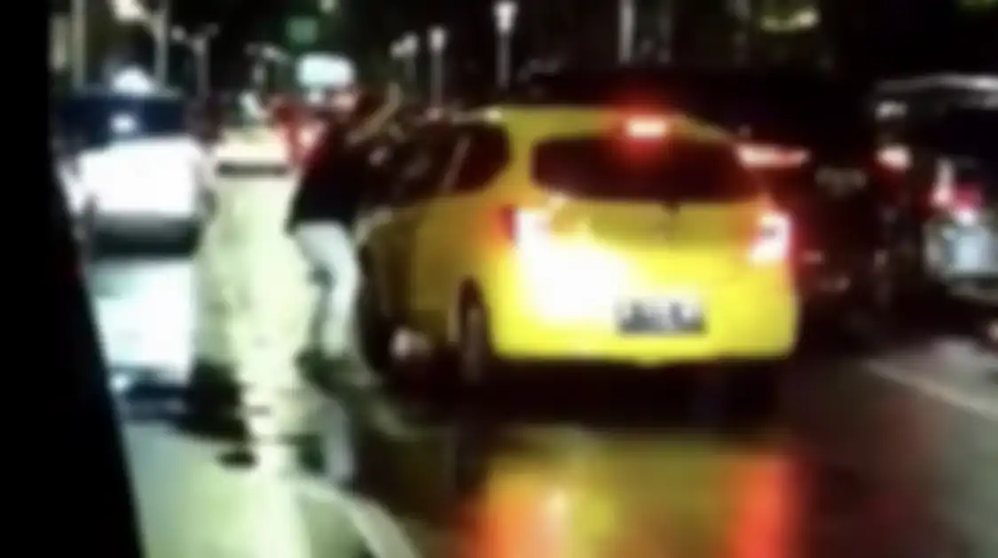 Foto tangkapan layar aksi arogan sopir Fortuner di Senopati.