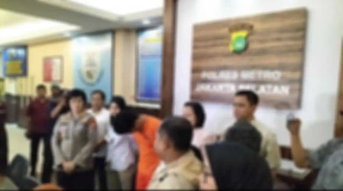 Tersangka penganiaya David, Shane Lukas cuma menunduk saat jumpa pers di depan awak media.
