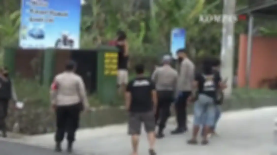 Foto CCTV mengungkap terduga pelaku pembunuhan di Subang membuang sesuatu di tempat ini.