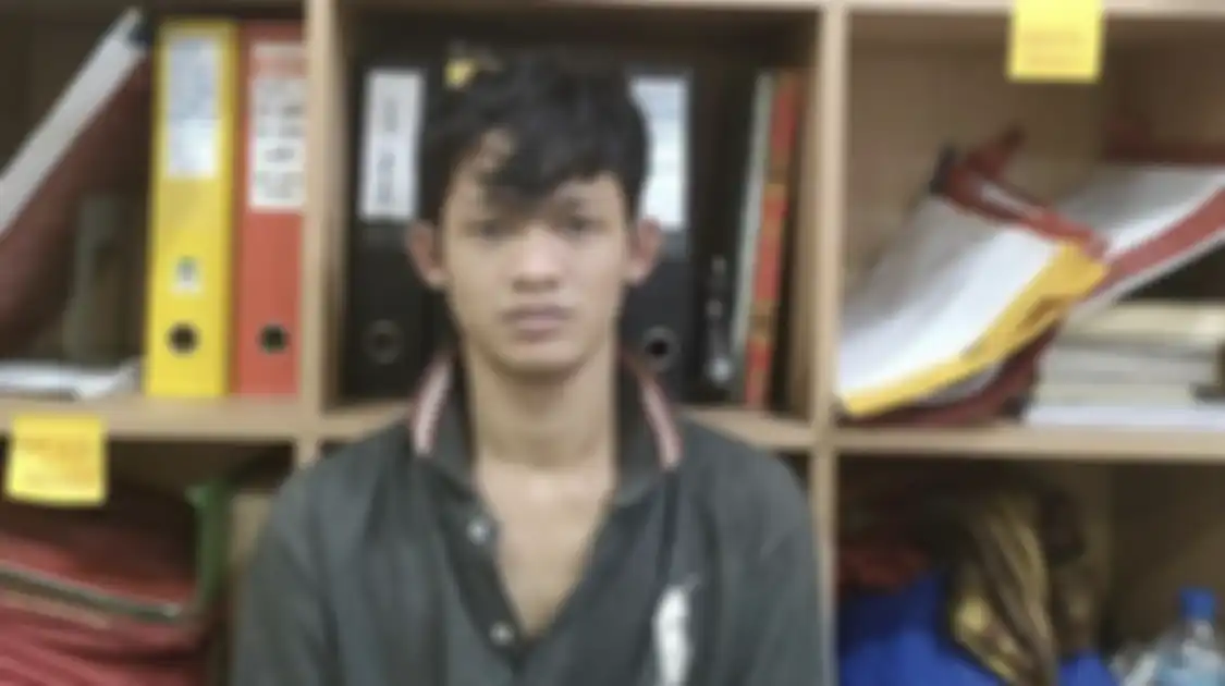 Bandar narkoba yang merasa dicepuin beri pelajaran ke teman sindikatnya hingga tewas. Begini foto tampang pelaku usai dicokok polisi.