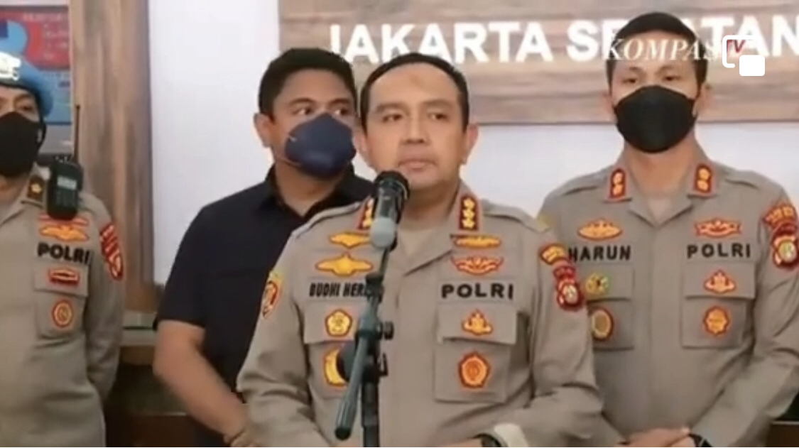 Anak buah Kapolda Metro Jaya, Kombes Budhi Herdi cuma respons begini saat lihat ART Ferdy Sambo siram darah di TKP kasus Brigadir J.
