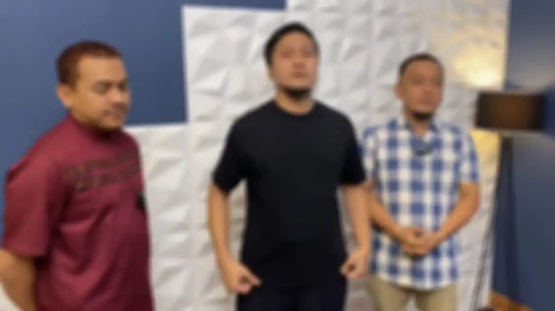 Foto Arie Untung di antara permintaan maaf McDanny ke pengacara Habib Rizieq memicu perdebatan netizen.