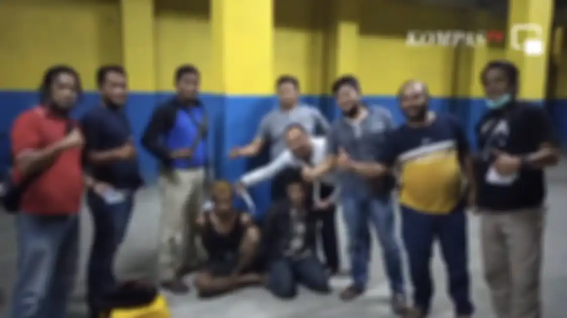 Foto tampang pelaku mutilasi kurir ojol Ridho Suhendra disebarkan. Beberapa foto yang dirilis oleh polisi itu ditayangkan stasiun TV. 