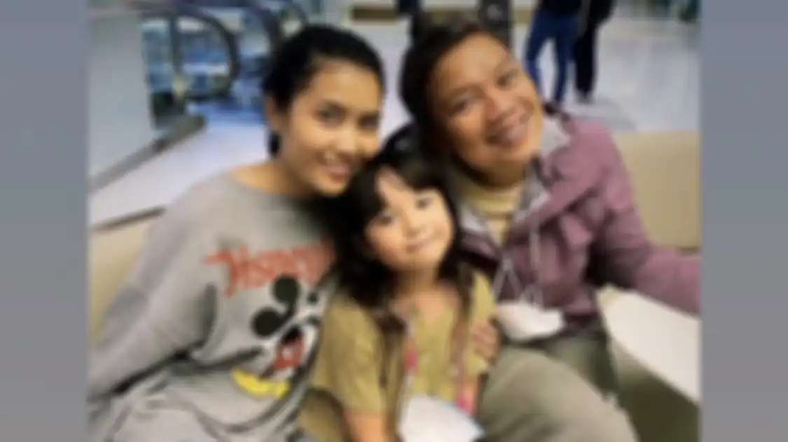 Gisel tertangkap kamera manja-manjaan bareng seorang pria sebelum nobar film Ngeri Ngeri Sedap. Foto Gempi main sendirian jadi sorotan.