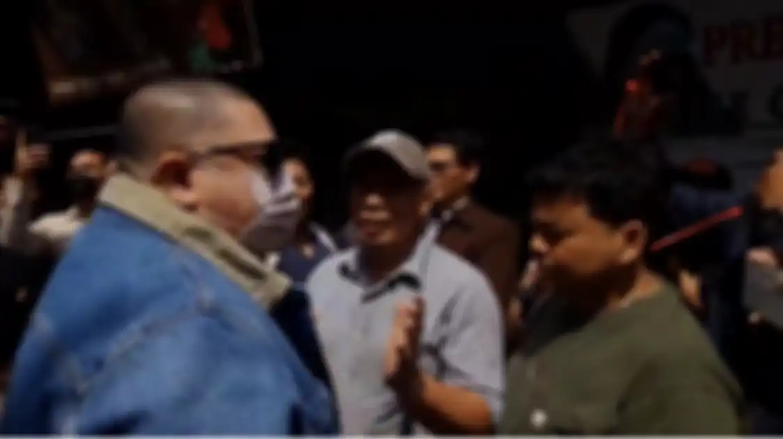 Pengacara Sunan Kalijaga menyindir Hotman Paris pakai foto mobil mewah. Dia murka Razman Nasution dilarang masuk Kopi Johny.