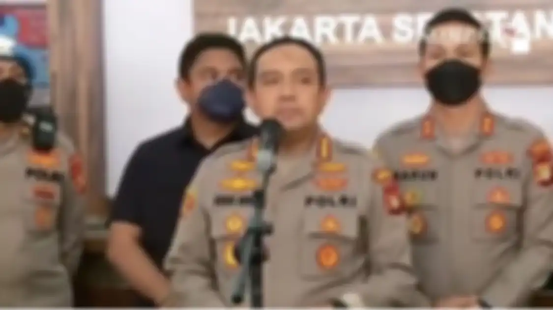 Anak buah Kapolda Metro Jaya, Kombes Budhi Herdi cuma respons begini saat lihat ART Ferdy Sambo siram darah di TKP kasus Brigadir J.