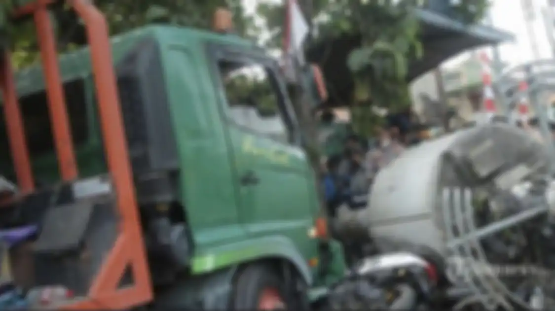 Kapolres Bekasi Kota Kombes Hengki keukeuh sebut penyebab kecelakaan maut karena kondisi sopir. Investigasi KNKT truk trailer salah jalan.