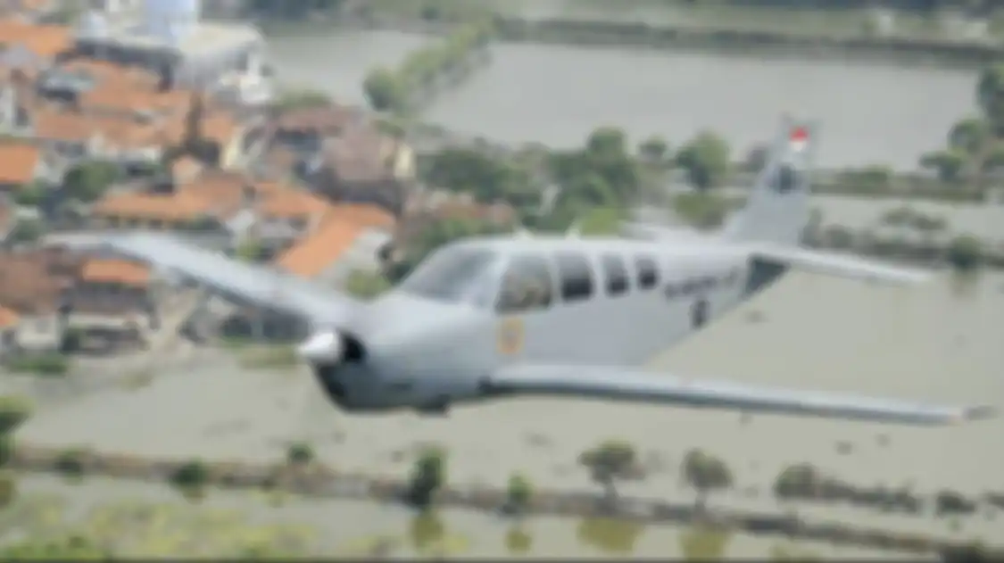 Ini sosok pilot pesawat latih TNI AL yang jatuh di Selat Madura. Foto terkininya masih misterius. TNI AL melakukan operasi pencarian.