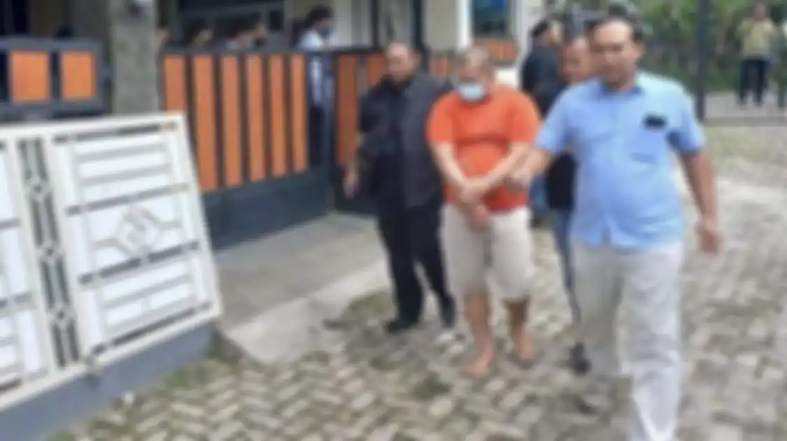 Netizen begitu geram melihat foto sosok ayah yang tega bacok anak sendiri hingga tewas di Depok. Betul-betul keji. 