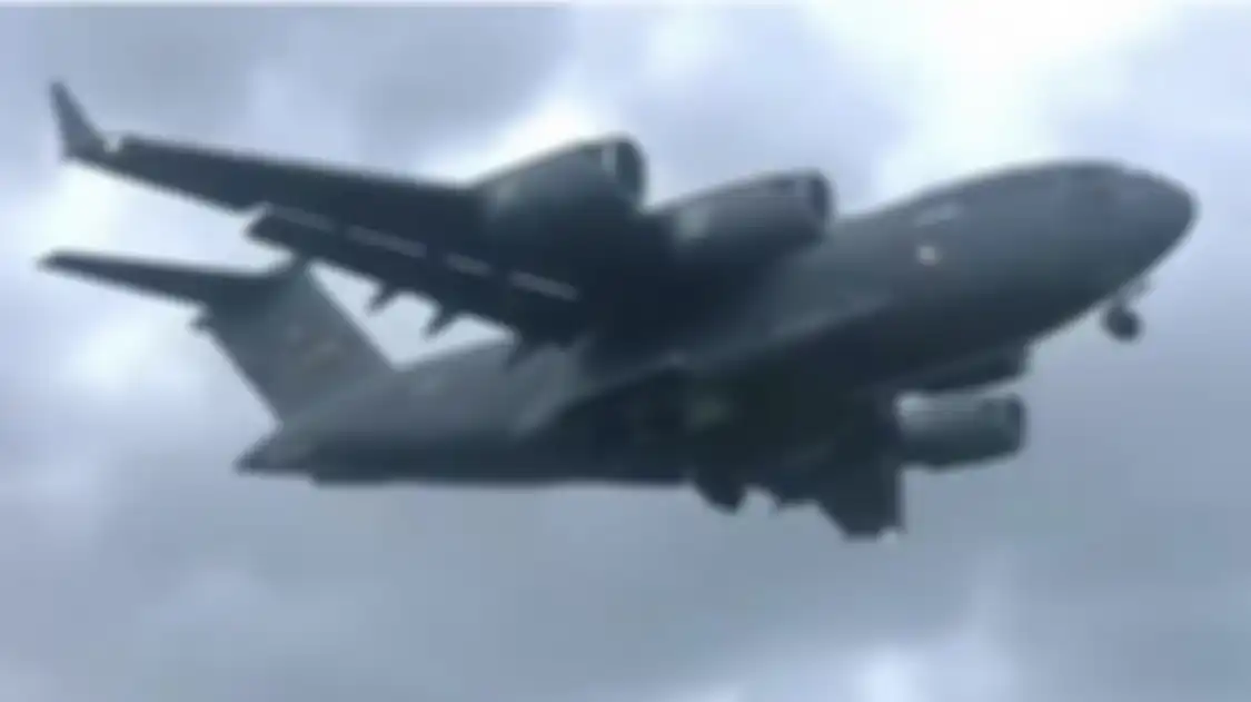 Inilah foto penampakan pesawat super gede milik US Air Force yang mendarat di Bali. Warga sampai dibikin melongo. 