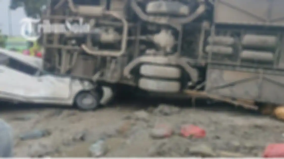 Foto mobil sejuta umat ditindih bus oleng sampai gepeng masih menyimpan hikmah. Syukurlah sopir keluar dalam kondisi begini.
