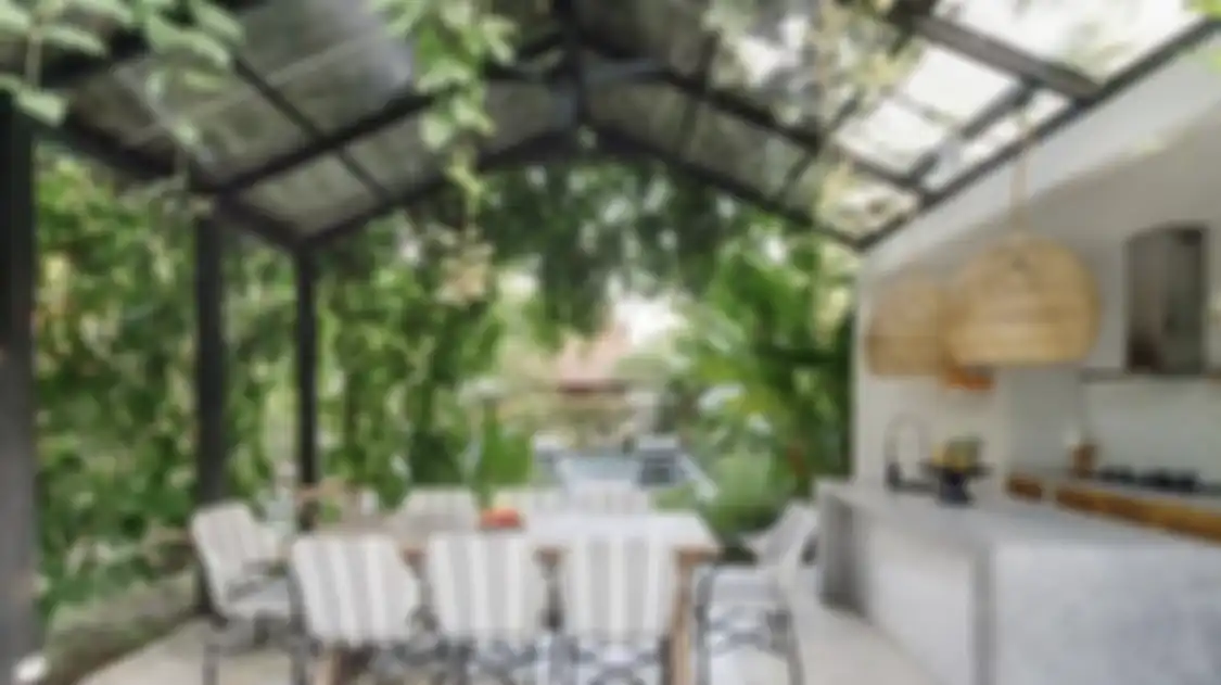 Desain dapur terbuka anti pengap bikin kepo pemilik rumah. Sebab, model atapnya dibuat begini. Foto hasilnya dibahas.